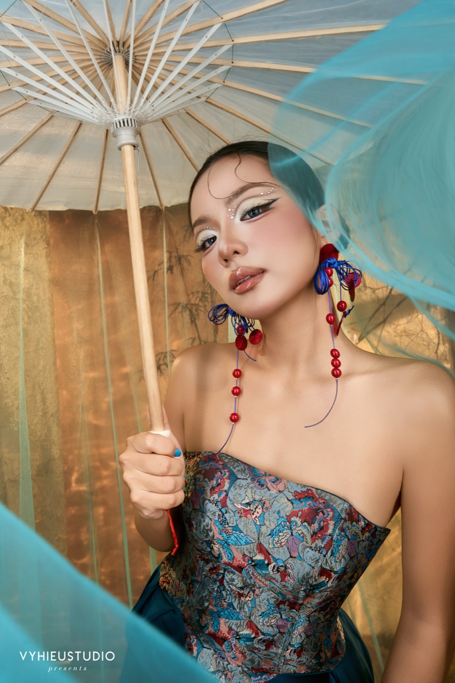 Cô dâu makeup concept Á Đông, tông xanh đỏ — Vy Hieu Studio