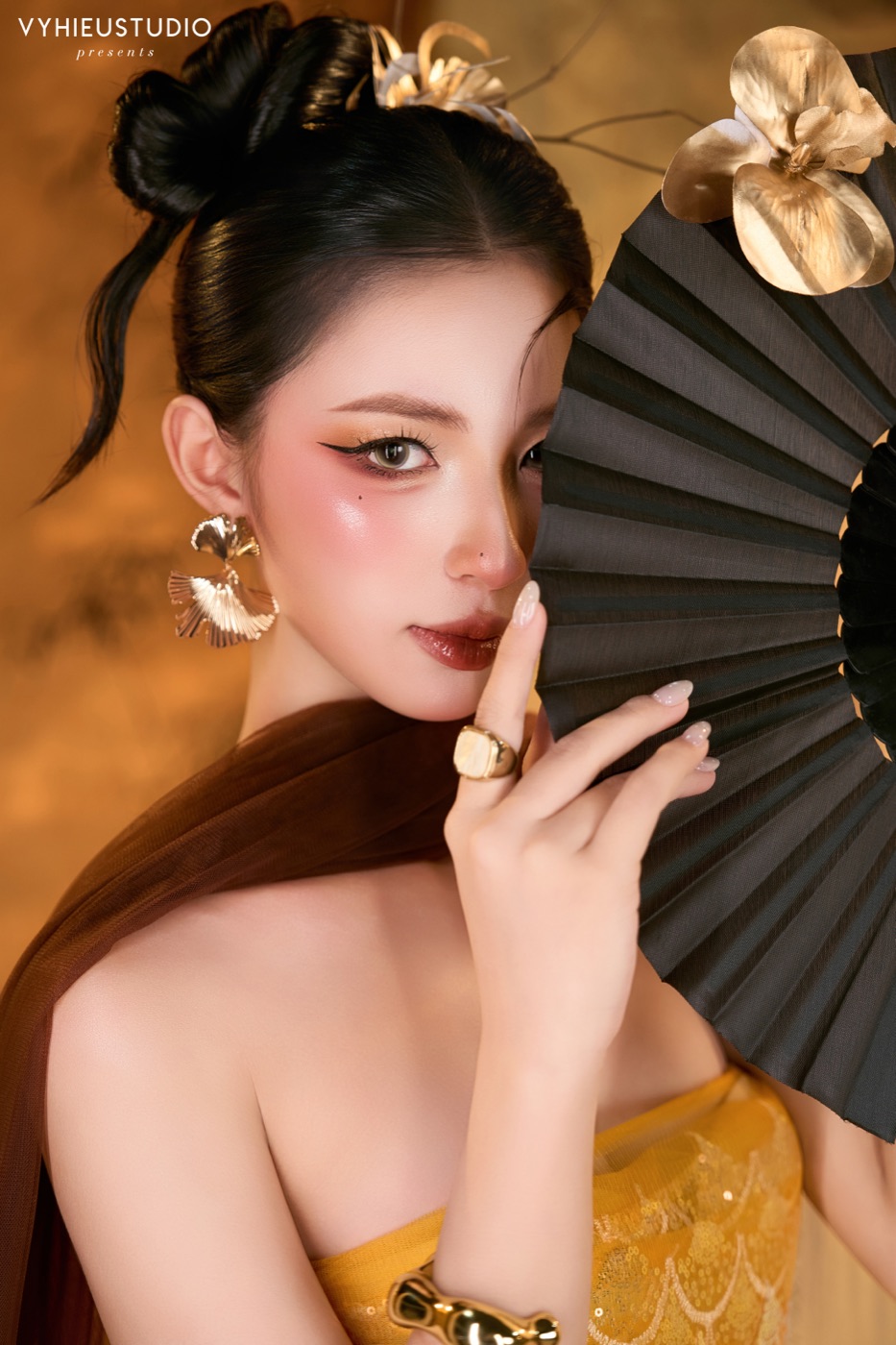 Makeup cổ trang tông vàng, quạt giấy — Vy Hieu Studio