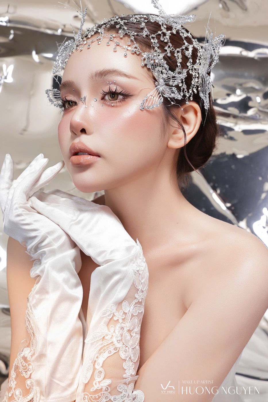 Cô dâu góc nghiêng, makeup tone bạc pha lê — Vy Hieu Studio